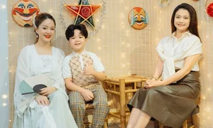 Lan Phuong Graces Stage as Moon Lady While Four Months Pregnant - image 9