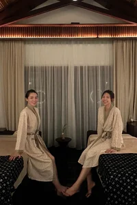 Lan Phuong Graces Stage as Moon Lady While Four Months Pregnant - image 1