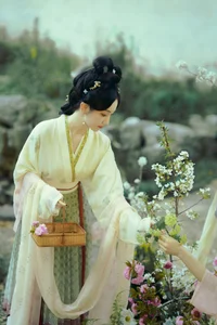 Ethereal Spring Glow: Yu Wei Jiang Captivates in the Art Language Vol. 9069 Photography Series - image 10