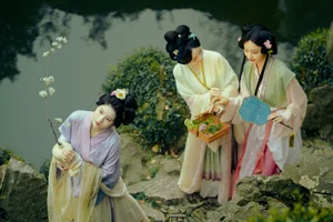 Ethereal Spring Glow: Yu Wei Jiang Captivates in the Art Language Vol. 9069 Photography Series - image 13