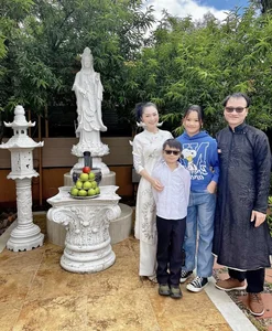 Actress Dieu Huong and Husband Share Sweet Family Moments in the US - image 2