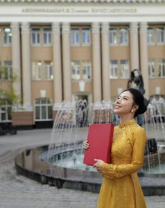 MC Ky Duyen at 61: Ageless Beauty and Mai Ngoc's Rare Family Moments - image 1