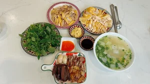 Singer Nguyen Ngoc Anh Inspires Fans with Cozy Rainy Day Comfort Food - image 9