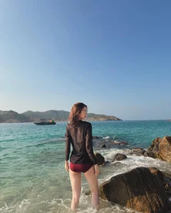 Stunning Sunset: Ho Quang Hieu's Wife Flaunts Bikini Body by the Beach - image 0