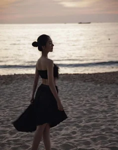 Stunning Sunset: Ho Quang Hieu's Wife Flaunts Bikini Body by the Beach - image 3