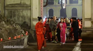 Hanoi Night Tourism: The Majestic Sword Restoration Reenactment at Ngoc Son Temple - image 0