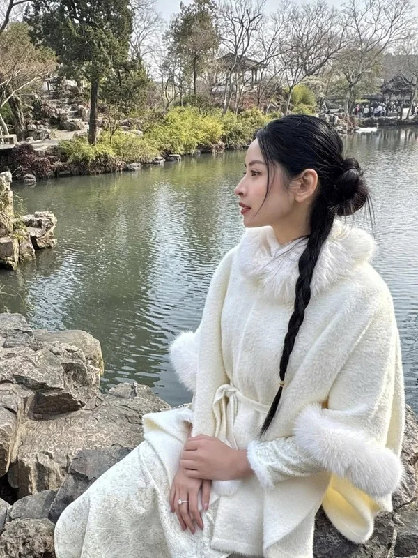 Vietnamese Star Huong Giang Radiates Grace and Postpartum Beauty