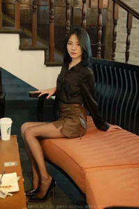 IESS Xiaoliu 'Black Silk Polaris' Gallery: Urban Chic and Classic Black Stockings - image 33