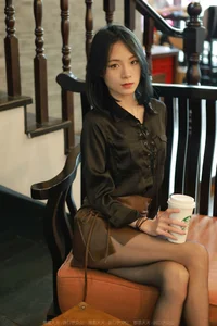 IESS Xiaoliu 'Black Silk Polaris' Gallery: Urban Chic and Classic Black Stockings - image 15