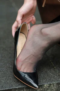 IESS Xiaoliu 'Black Silk Polaris' Gallery: Urban Chic and Classic Black Stockings - image 29