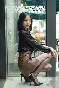IESS Xiaoliu 'Black Silk Polaris' Gallery: Urban Chic and Classic Black Stockings - image 75