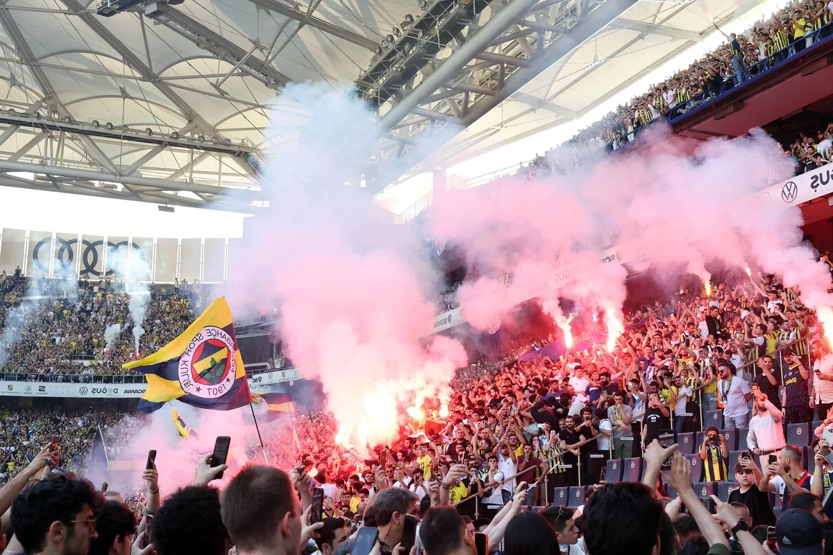 Massive Sea of Fans Welcomes Jose Mourinho to Fenerbahce
