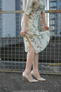 Elegant Model Xiao Jie in IESS Collection: Delicate Sheer Fashion Aesthetics - image 37