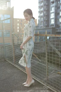 Elegant Model Xiao Jie in IESS Collection: Delicate Sheer Fashion Aesthetics - image 36