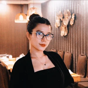 Meet the Three Stunning Daughters of Actress Hoang Yen: A Glimpse into Their Floral Beauty and Style - image 1