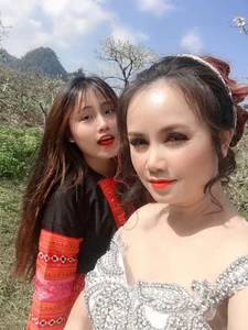 Meet the Three Stunning Daughters of Actress Hoang Yen: A Glimpse into Their Floral Beauty and Style - image 0