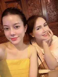 Meet the Three Stunning Daughters of Actress Hoang Yen: A Glimpse into Their Floral Beauty and Style - image 7