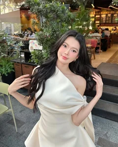 Popular Drama Actress Captivates Fans with Stunning West Lake Photos - image 0