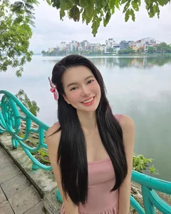 Popular Drama Actress Captivates Fans with Stunning West Lake Photos - image 9