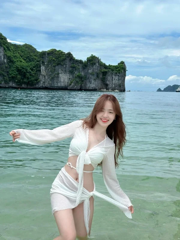Ha Giang’s Famous 'Pear Seller Girl' Stuns Fans with Chic Beachside Makeover