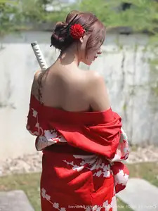 Jin Yun Xi Yuki: Enchanting Beauty in a Fiery Red Kimono, Captivating Every Gaze - XiuRen No.10683 - image 16
