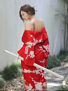Jin Yun Xi Yuki: Enchanting Beauty in a Fiery Red Kimono, Captivating Every Gaze - XiuRen No.10683 - image 5