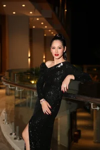 Elizabeth Thuy Tien: The Stunning Beauty of the Supermodel After a Decade Out of the Spotlight - image 8