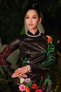 Elizabeth Thuy Tien: The Stunning Beauty of the Supermodel After a Decade Out of the Spotlight - image 5