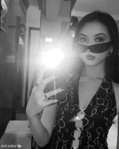 The Stunning Transformation of Li Yan: Faye Wong's Daughter at 18 - image 2