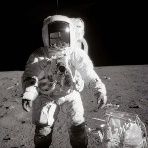 Breathtaking Photos of Astronauts in Space: Capturing the Beauty and Danger of the Cosmos - image 3