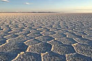Exploring the Wonders of Salar de Uyuni: The World's Largest Salt Flat - image 0