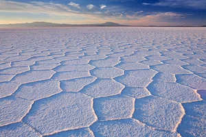 Exploring the Wonders of Salar de Uyuni: The World's Largest Salt Flat - image 2