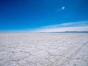 Exploring the Wonders of Salar de Uyuni: The World's Largest Salt Flat - image 1
