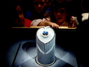 The Beautiful Heiress Obsessed with Diamonds: Caught in a Deadly 'Curse' - image 1