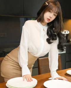 Navigating Modern Fashion: The Fine Line Between Modest Clothing and Provocative Posing - image 3