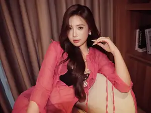 Discover Alluring Beauty: Asian Girl with Exquisite Fashion Style Captivating Every Gaze - image 2