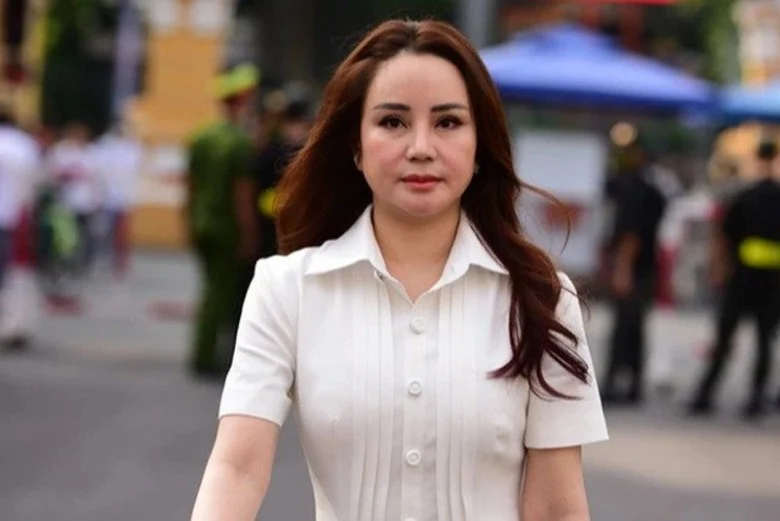Vy Oanh Confidently Showcases Ageless Beauty Alongside Miss Vietnam Star