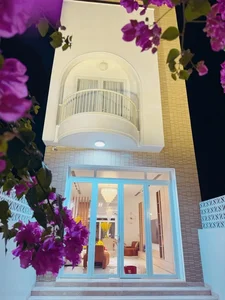 Inside the Stunning Flower-Filled Home of Ho Ngoc Ha’s Assistant - image 0