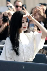 Dilraba Dilmurat Stuns as an Asian Rose at Paris Fashion Week - image 7
