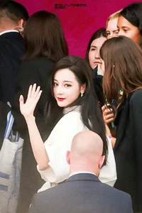 Dilraba Dilmurat Stuns as an Asian Rose at Paris Fashion Week - image 2