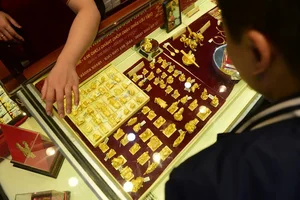 Hanoi Gold Shops Bustle with Customers Ahead of God of Wealth Day - image 0