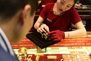 Hanoi Gold Shops Bustle with Customers Ahead of God of Wealth Day - image 5