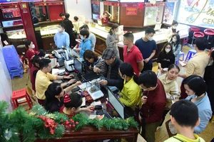 Hanoi Gold Shops Bustle with Customers Ahead of God of Wealth Day - image 6