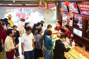 Hanoi Gold Shops Bustle with Customers Ahead of God of Wealth Day - image 3