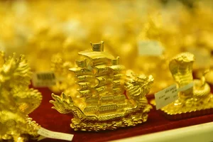 Hanoi Gold Shops Bustle with Customers Ahead of God of Wealth Day - image 4