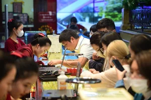 Hanoi Gold Shops Bustle with Customers Ahead of God of Wealth Day - image 2