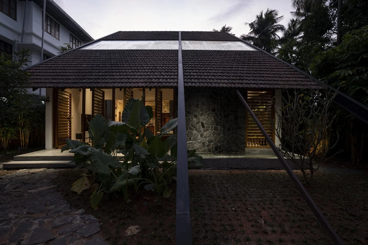 Architectural Marvel: The Stunning House Featuring a Roof That Touches the Ground