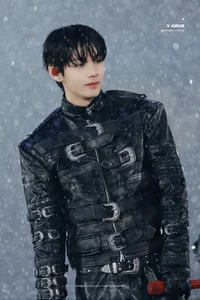 BTS V Stuns Fans with Athleticism: The Viral Fence Jump Moment - image 2