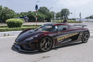 Rare Koenigsegg CCX Hypercar Worth Millions Spotted in Hai Phong, Vietnam - image 9