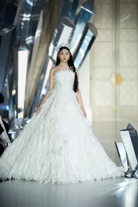 Quyen Linh's 18-Year-Old Daughter Lo Lem Makes Stunning Catwalk Debut - image 7
